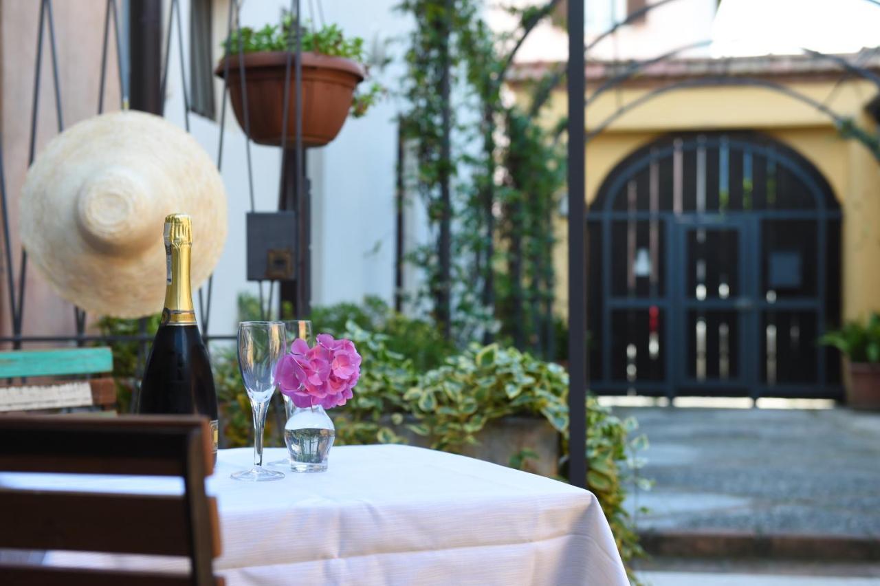 Il Giardino Segreto Bed & Breakfast อีเซโอ ภายนอก รูปภาพ